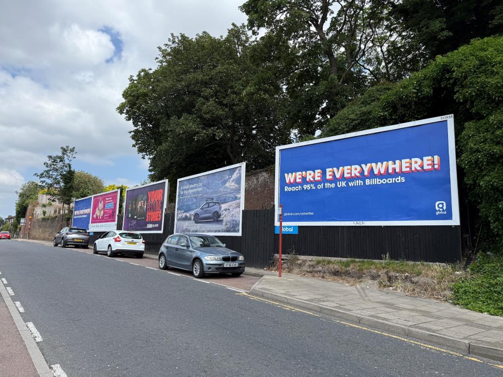 Lot: 77 - PLANNING FOR EIGHT FLATS - FIVE ONE-BEDROOM AND THREE TWO-BEDROOM - View of site from road